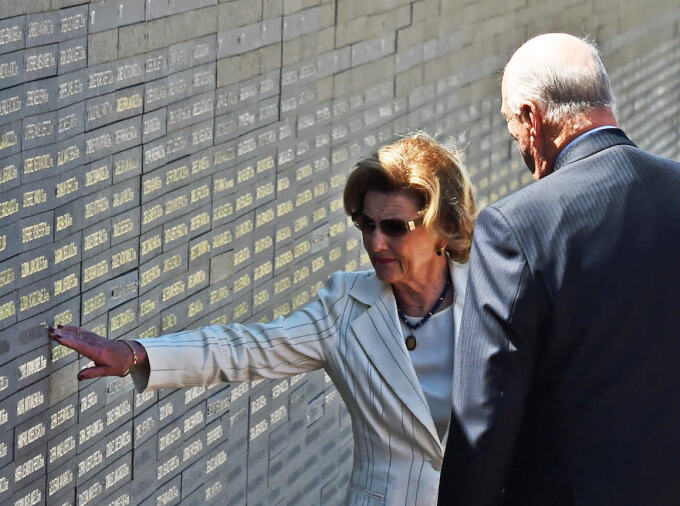 Dronning Sonja leser navnene på noen av de 9 000 ofrene for militærdiktaturet som har fått navnet sitt på muren i Parque de la Memoria. Foto: Sven Gj. Gjeruldsen, Det kongelige hoff
